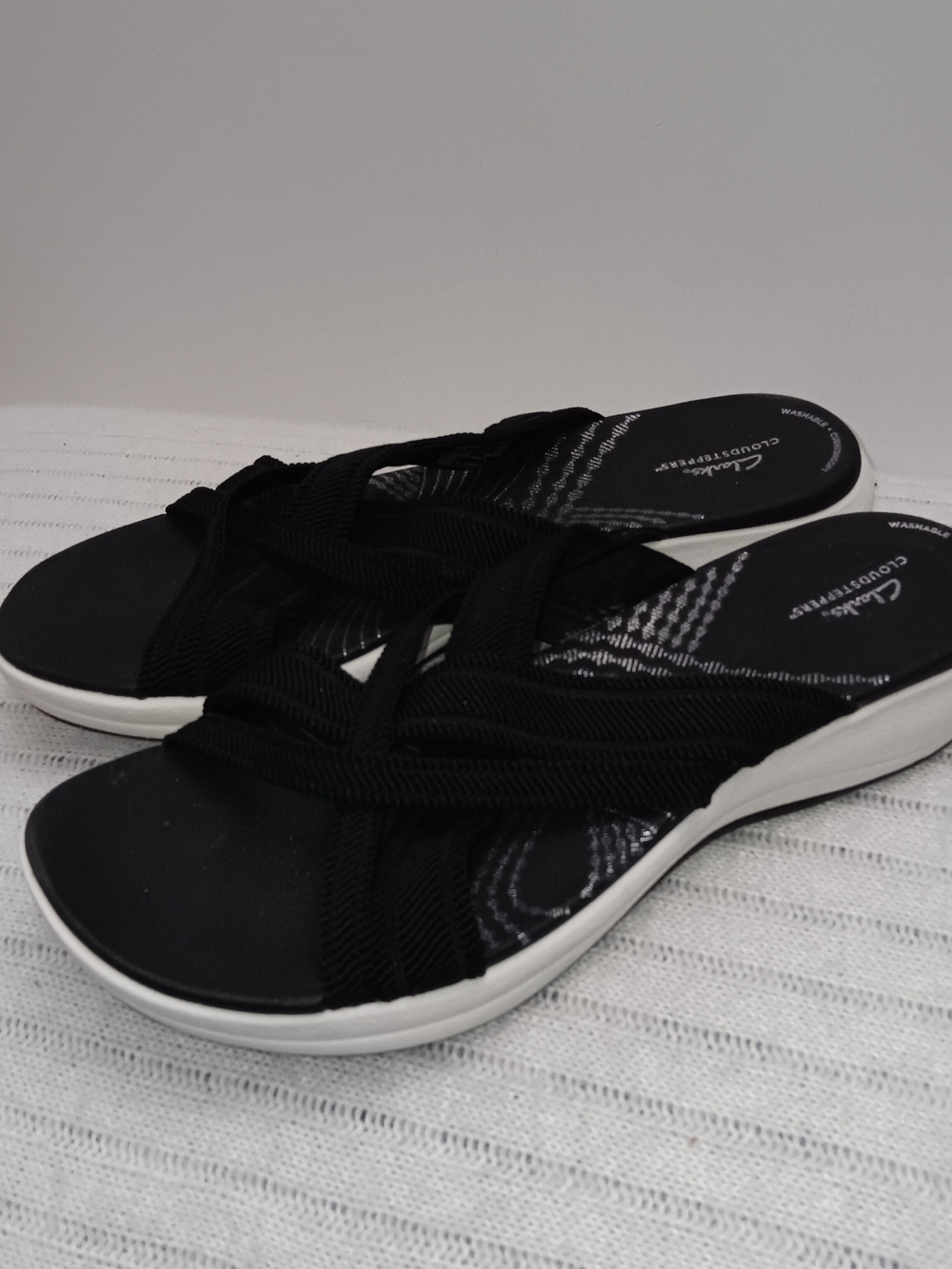Clarks Cloudsyeppers Women’s Black Crisscross Slip-On Sandals, Size US 10